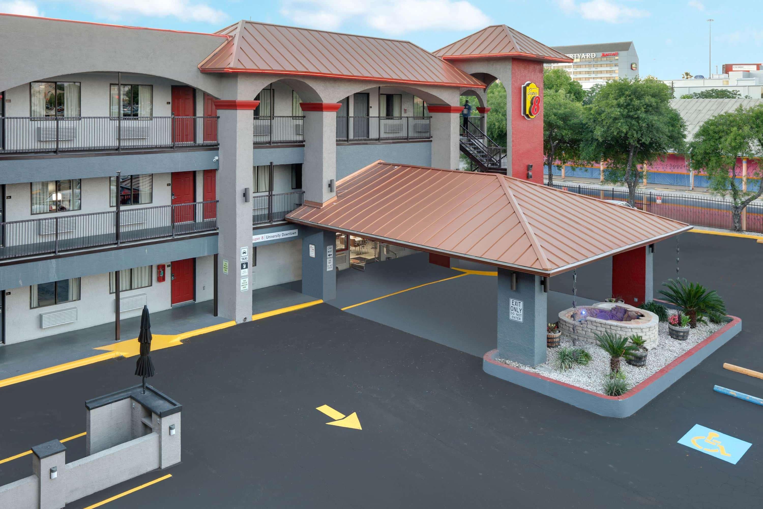 Super 8 By Wyndham Austin University/Downtown Area Motel Exterior photo