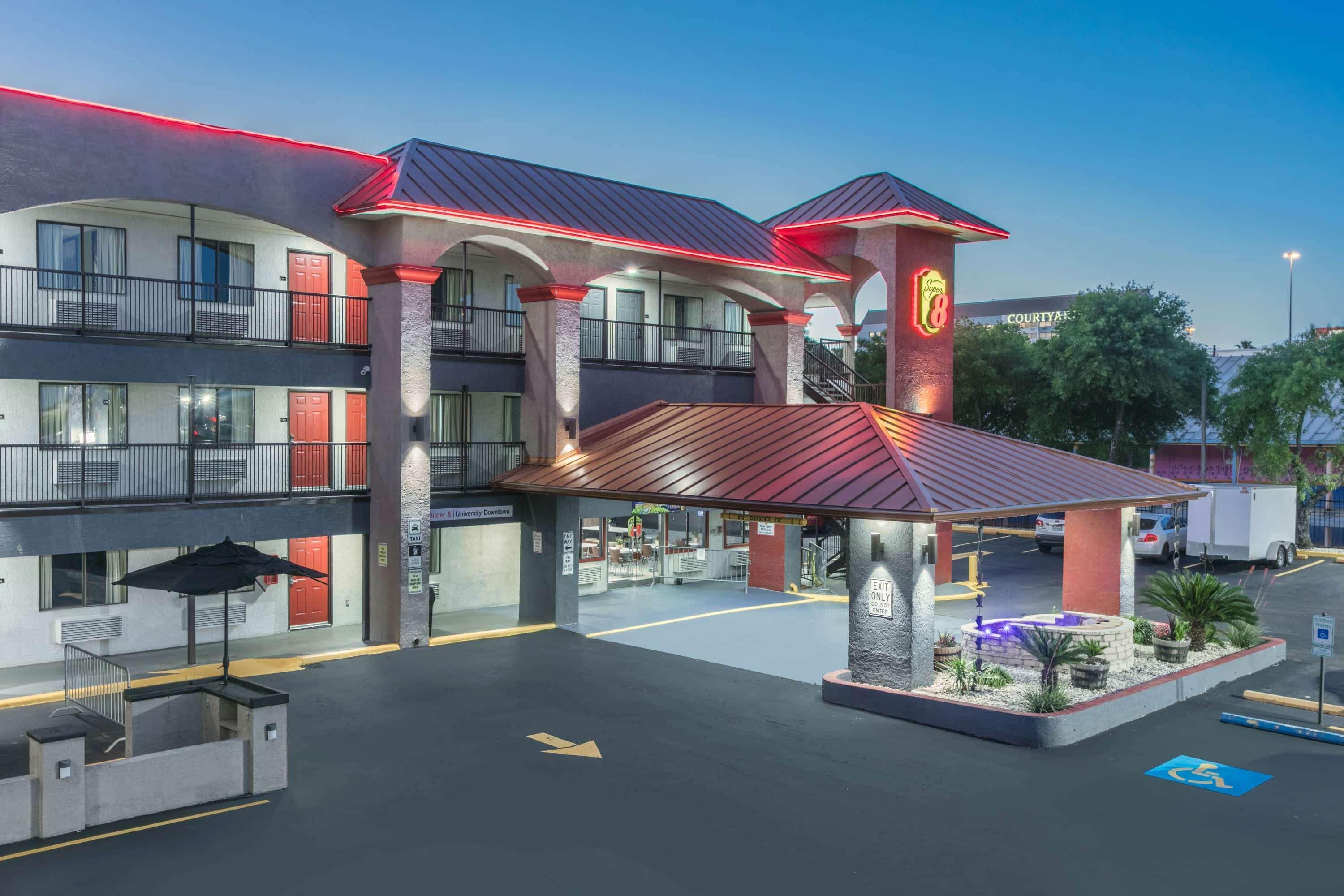 Super 8 By Wyndham Austin University/Downtown Area Motel Exterior photo