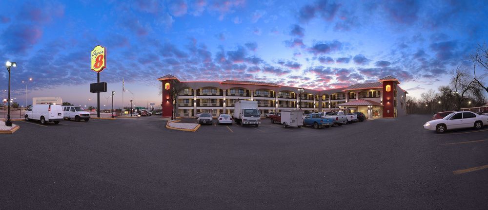 Super 8 By Wyndham Austin University/Downtown Area Motel Exterior photo