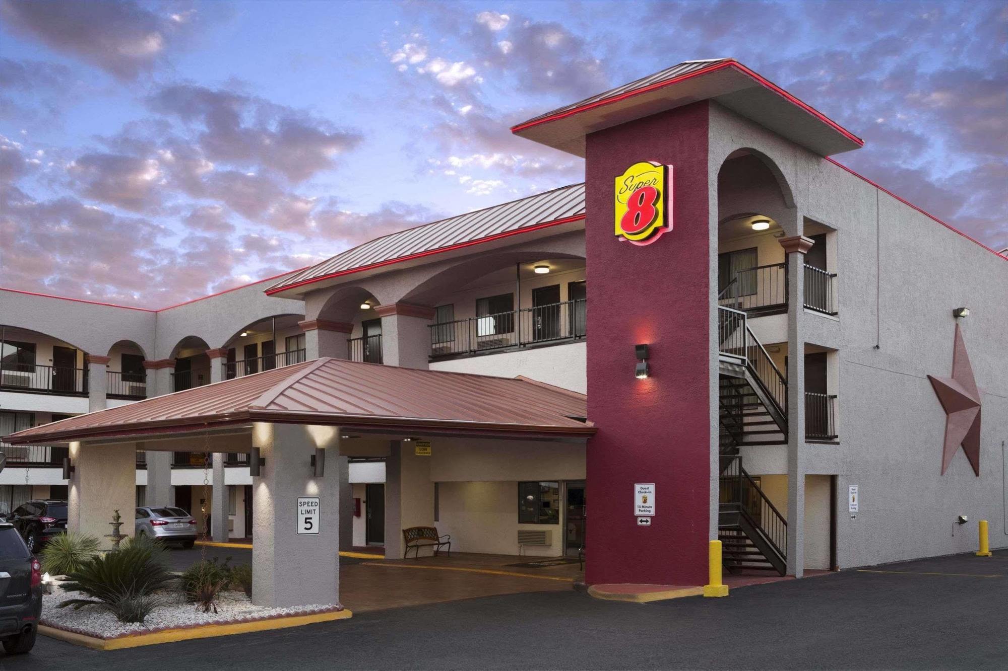 Super 8 By Wyndham Austin University/Downtown Area Motel Exterior photo