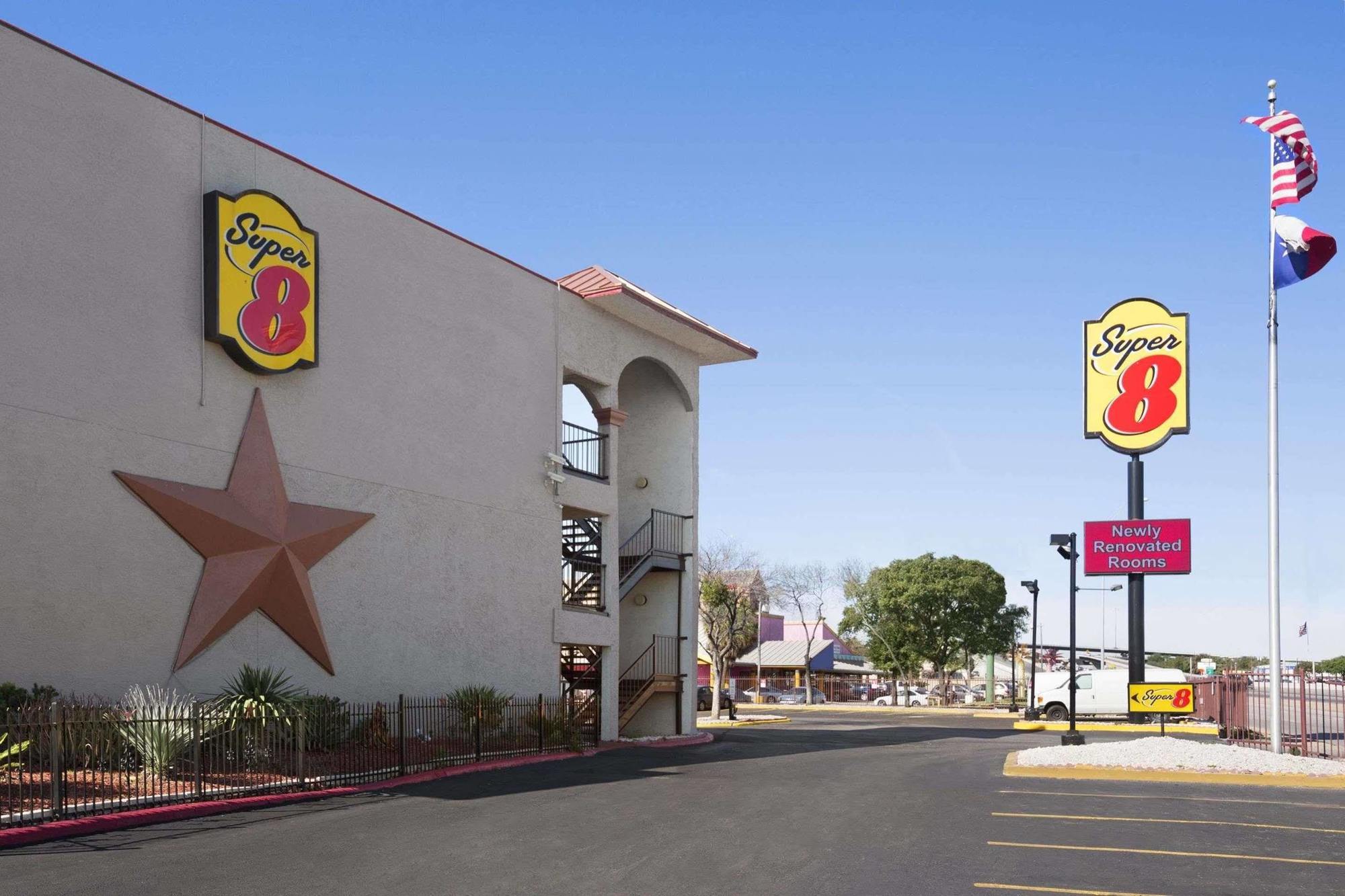 Super 8 By Wyndham Austin University/Downtown Area Motel Exterior photo