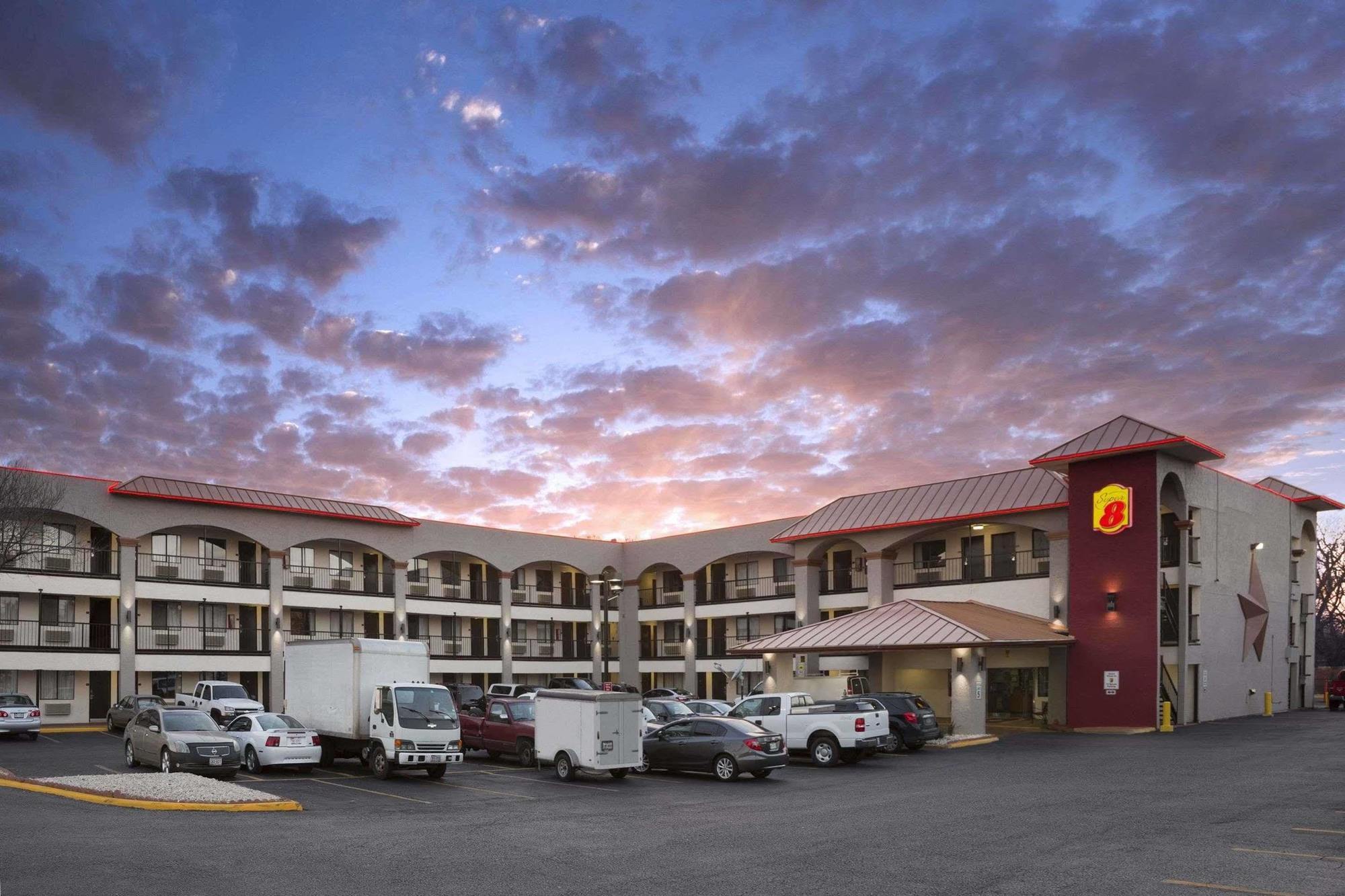 Super 8 By Wyndham Austin University/Downtown Area Motel Exterior photo