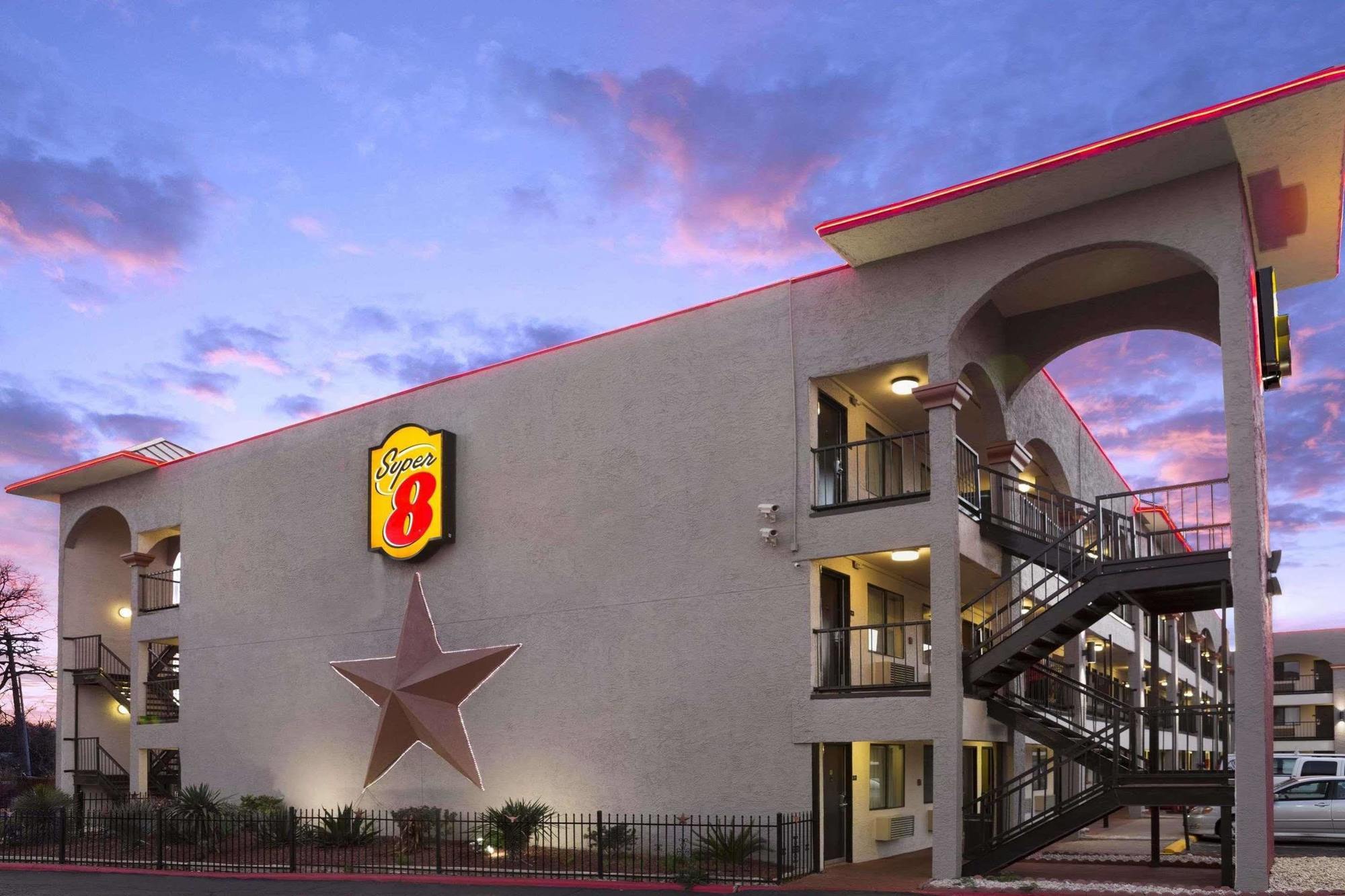 Super 8 By Wyndham Austin University/Downtown Area Motel Exterior photo